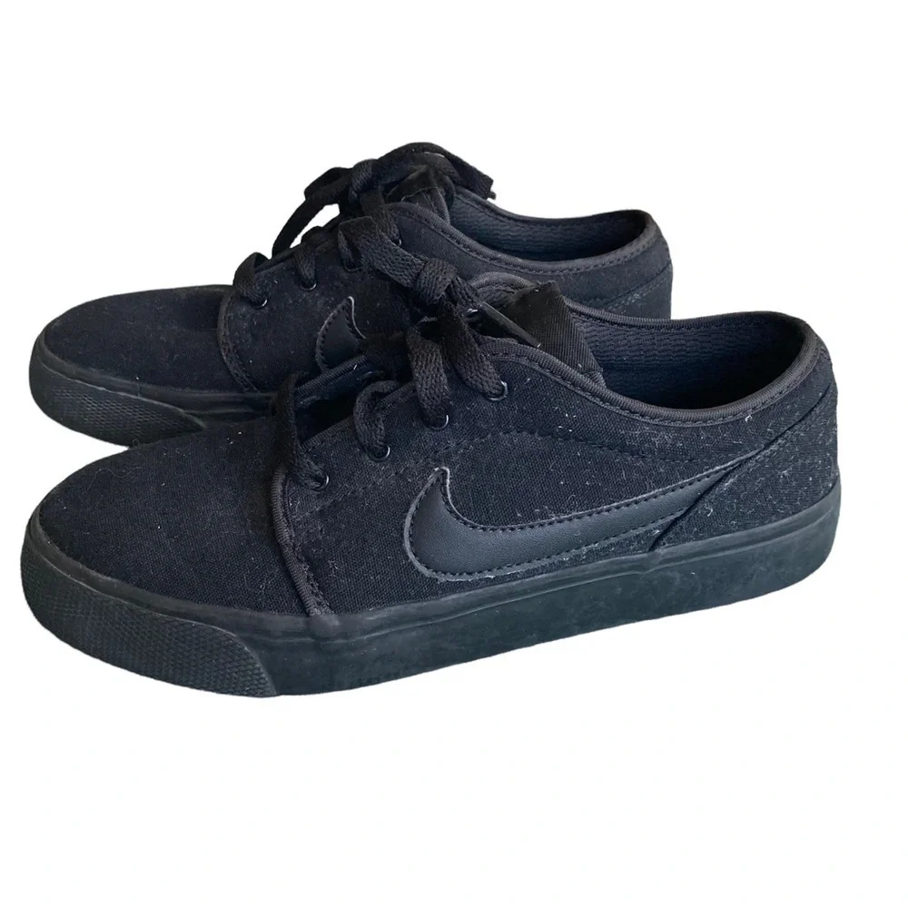 Nike W sz 8 youth 6 Toki Low Canvas black sneakers